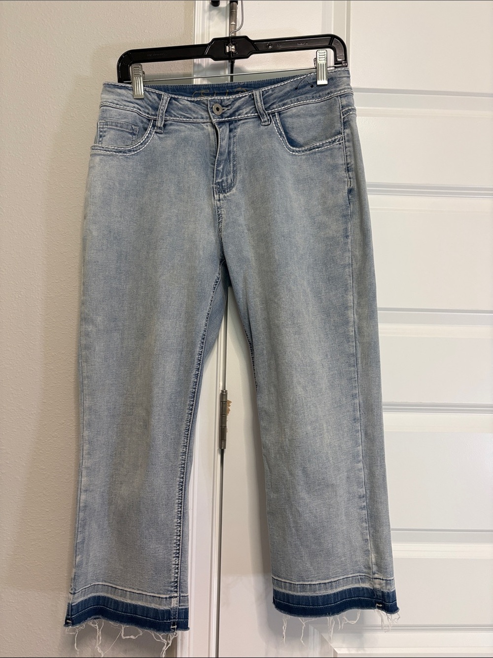 Women's Light Blue Cropped Straight Jeans with Frayed Hem